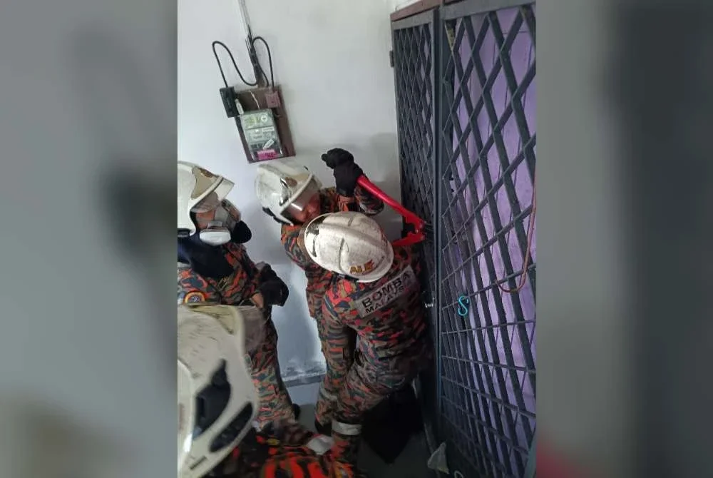 Anggota bomba membuka pintu yang berkunci menggunakan peralatan khas dalam kejadian di sebuah rumah di Jalan Panglima Jaya, Taman Panglima Jaya di sini pada Isnin.