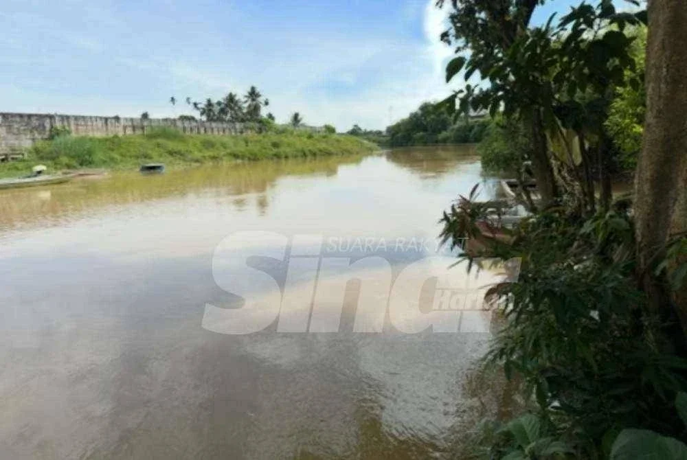 Keadaan paras Sungai Golok makin cetek. 
Foto: SINAR HARIAN/ADILA SHARINNI WAHID 