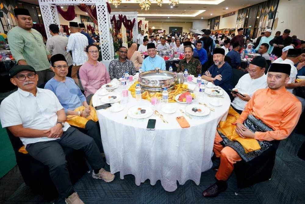 Hamzah bersama beberapa ahli politik yang hadir pada Majlsi Iftar bersama Ketua Pembangkang di Putrajaya