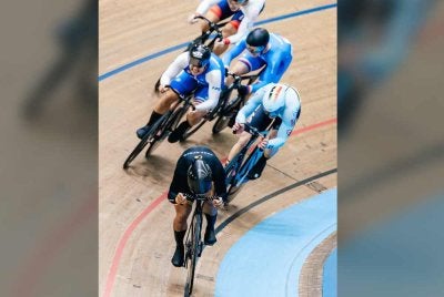 Azizulhasni (depan) mengungguli acara keirin kejohanan Piala Dunia Berbasikal Trek UCI 2026 di Perth. Foto UCI