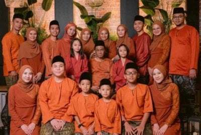 Syazana (berdiri, dua kiri) dan adik-adiknya merakam gambar raya bersama Mohd Puad (tengah) pada 2024.