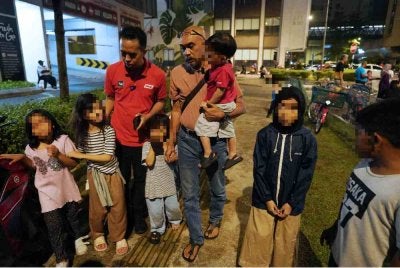 Wartawan Sinar Harian bersama Mohd Azhan (kanan) ketika membuat tinjauan di sekitar Chow Kit, Kuala Lumpur.