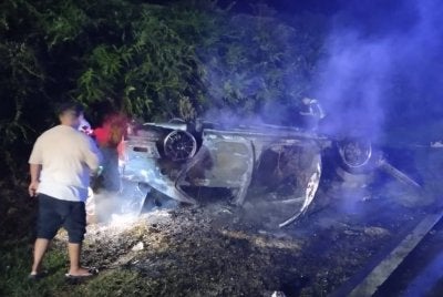 Keadaan Toyota Vios yang terbakar kira-kira 80 peratus selepas terbabit kemalangan dengan jentera berat JCB di Jalan Kota Tinggi–Kluang berhampiran Ladang Tabung Haji di Kluang. Foto JBPM Johor