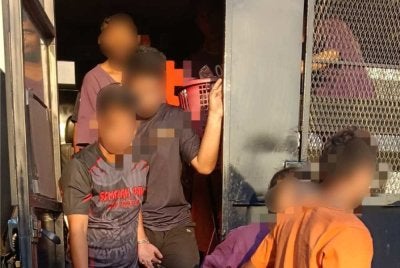 Dua anggota tentera berpangkat koperal direman selama tiga hari bagi membantu siasatan membabitkan kes pukul hingga mendatangkan kecederaan terhadap dua anggota lain.
