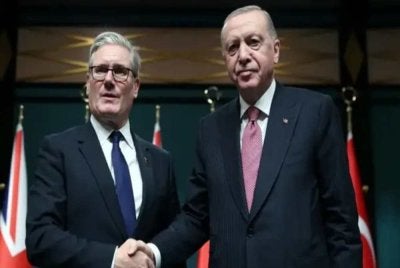 Starmer (kiri) bersalaman dengan Erdogan.-Agensi