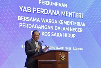 Anwar menyampaikan ucapan pada Majlis Perjumpaan Perdana Menteri Bersama Warga KPDN pada Isnin. Foto Bernama