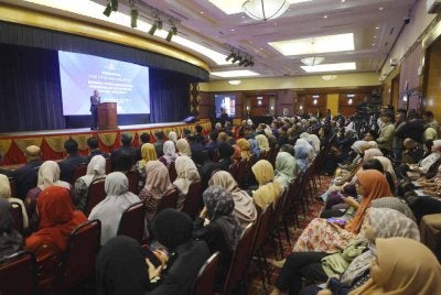 Anwar menyampaikan ucapan semasa hadir pada Majlis Perjumpaan Perdana Menteri Bersama Warga KPDN pada Isnin. Foto Bernama