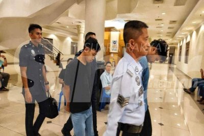 Kedua-dua tertuduh ketika dibawa ke Mahkamah Majistret Kuantan pada Isnin. 