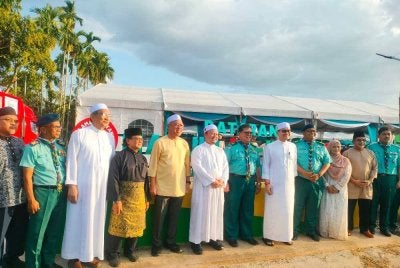 Mohammed Taufiq (lima dari kanan) ketik menghadiri Majlis Iftar Ramadan Madani di Masjid Al-Ikhlas, Sungai Petani pada Ahad.