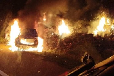 Seorang lelaki maut selepas kereta dipandunya terbakar dalam kemalangan tiga kenderaan di Jalan Lama Yong Peng-Ayer Hitam, Batu Pahat. Foto JBPM Johor