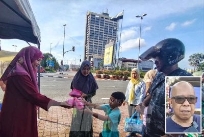 Orang ramai tidak melepaskan peluang untuk mendapatkan makan percuma melalui program ‘Free Food For Ramadan’ - Gambar kecil (Syed Azimal Amir)