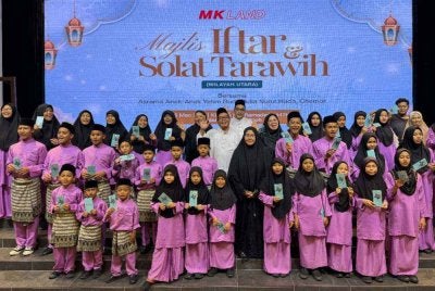 Pengerusi Eksekutif M K Land bersama barisan pengurusan merakamkan gambar kenangan bersama pelajar daripada Asrama Anak-Anak Yatim Budi Mulia Nurul Huda, Chemor selepas menyampaikan sumbangan duit raya.