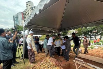 Jenazah Allahyarham Syed Muhammad Naquib selamat dikebumikan di Tanah Perkuburan Islam Bukit Kiara, Kuala Lumpur jam 12.30 tengah hari pada Isnin. - FOTO: Bernama 