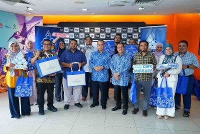 Abdul Fattah (empat dari kanan) bergambar bersama wakil petugas media dari Kumpulan Karangkraf di Lobi Kumpulan Karangkraf, pada Isnin