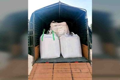 Tiga lelaki dicekup PPM Wilayah Tiga, Pengkalan Kubor selepas dipercayai menyeludup 1,000 kilogram (kg) beras dari negara jiran di Kampung Lundang Paku, Kota Bahru pada Ahad. Foto: PPM