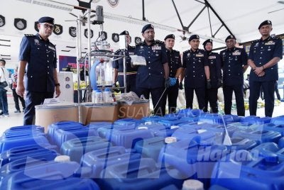 Hussein menunjukkan peralatan memproses dadah yang dirampas. Foto ROSLI TALIB.
