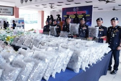 Hussein (tiga dari kanan) menunjukkan bunga ganja yang dirampas. Foto: ROSLI TALIB