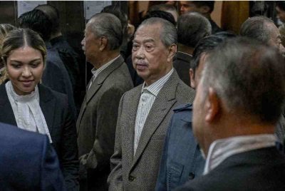 Muhyiddin hadir di Kompleks Mahkamah Kuala Lumpur hari ini pada hari pertama perbicaraan kes terhadap tujuh pertuduhan menyalahgunakan kedudukan serta pengubahan wang haram yang dihadapinya. Foto Bernama