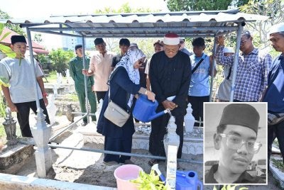 Ibu Allahyarham, Zaleha menyiram pusara arwah di Tanah Perkuburan Islam Syeikh Ibrahim di Jalan Pusara, Kuala Terengganu.Gambar kecil: Allahyarham Ahmad Azreeq Zafreen