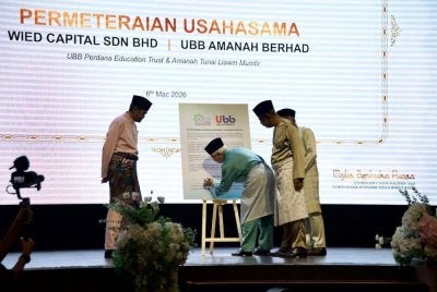 DR MOHD YUSOFF menandatangi perjanjian usaha sama pada Majlis Pelancaran WIED Trust Fund di Bangi baru-baru ini. 