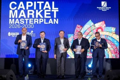 Perdana Menteri, Datuk Seri Anwar Ibrahim menunjukkan Buku Pelan Induk Pasaran Modal 2026-2030 pada majlis Peluncuran Pelan Induk Pasaran Modal (Capital Market Masterplan) 2026-2030 di Suruhanjaya Sekuriti Malaysia hari ini. Foto Bernama 