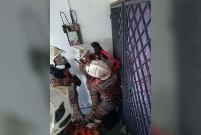 Anggota bomba membuka pintu yang berkunci menggunakan peralatan khas dalam kejadian di sebuah rumah di Jalan Panglima Jaya, Taman Panglima Jaya di sini pada Isnin.