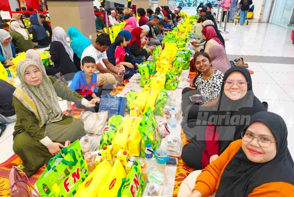 Meenachi (tiga dari kanan) teruja dapat melihat suasana makan beramai-ramai dan berkongsi juadah bersama rakan-rakan serta peserta lain walaupun mereka tidak mengenali antara satu sama lain.
