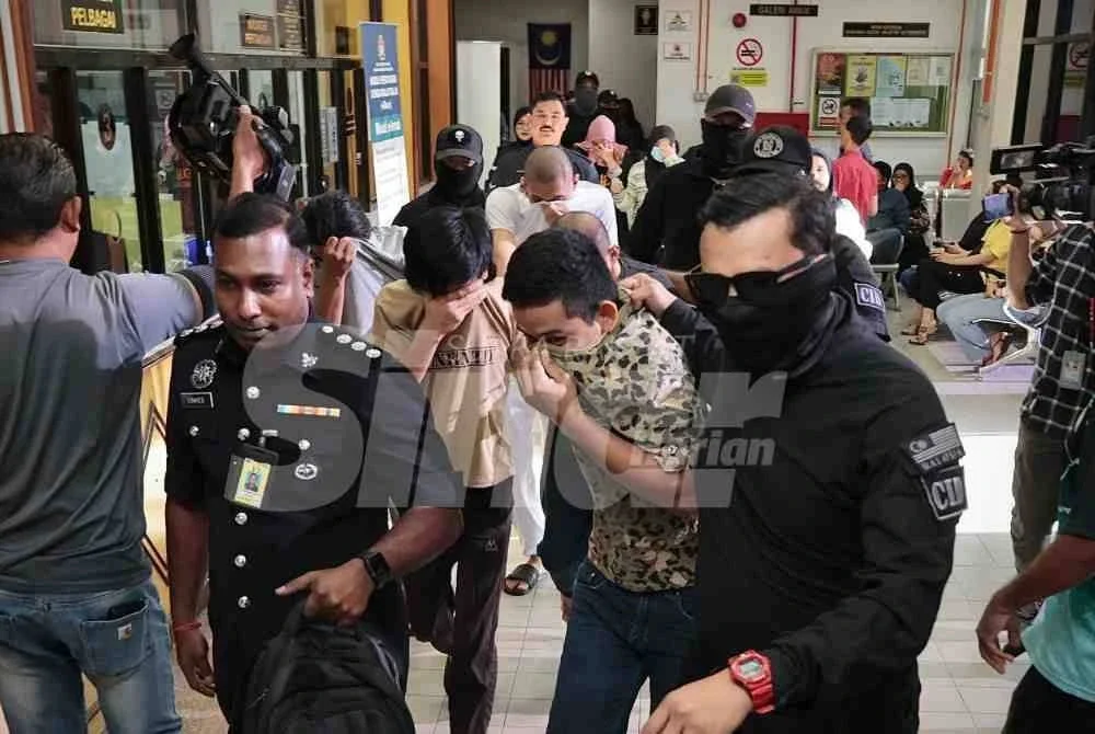 Lapan individu termasuk seorang kakitangan bank dan pelajar dituduh terlibat dalam kumpulan jenayah terancang, pada tahun lalu.