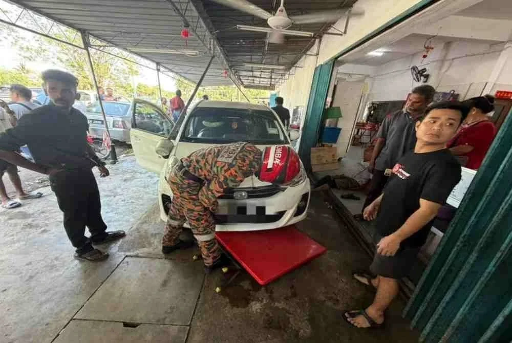 Anggota bomba memeriksa keadaan di lokasi kejadian.