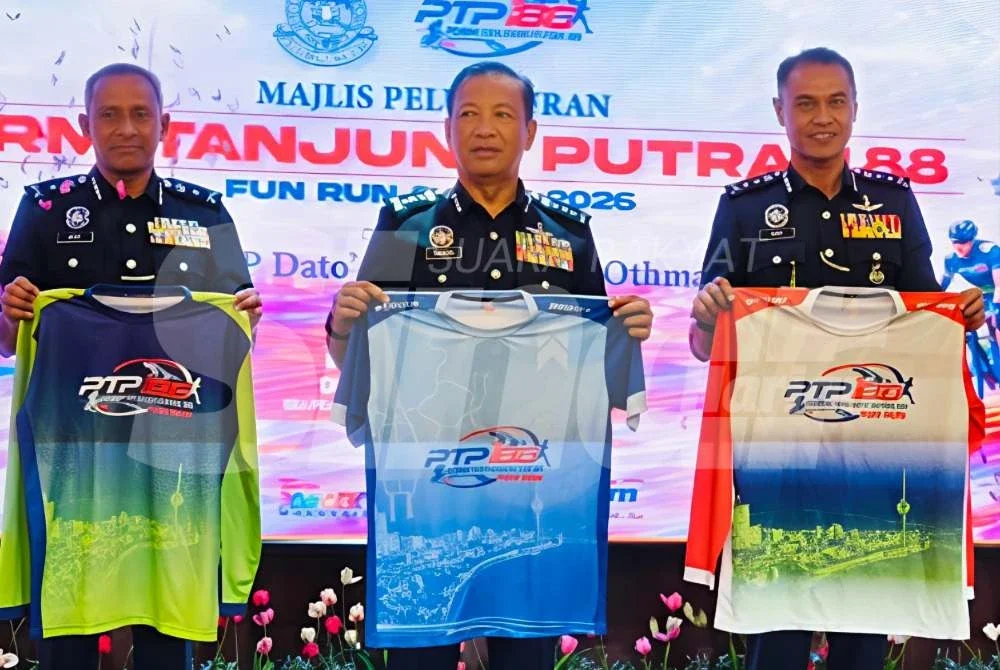 Yahaya (tengah) memperkenalkan baju-T yang disediakan kepada peserta sempena Majlis Peluncuran PTP 188 Fun Run & Fun Ride 2026 pada Selasa.