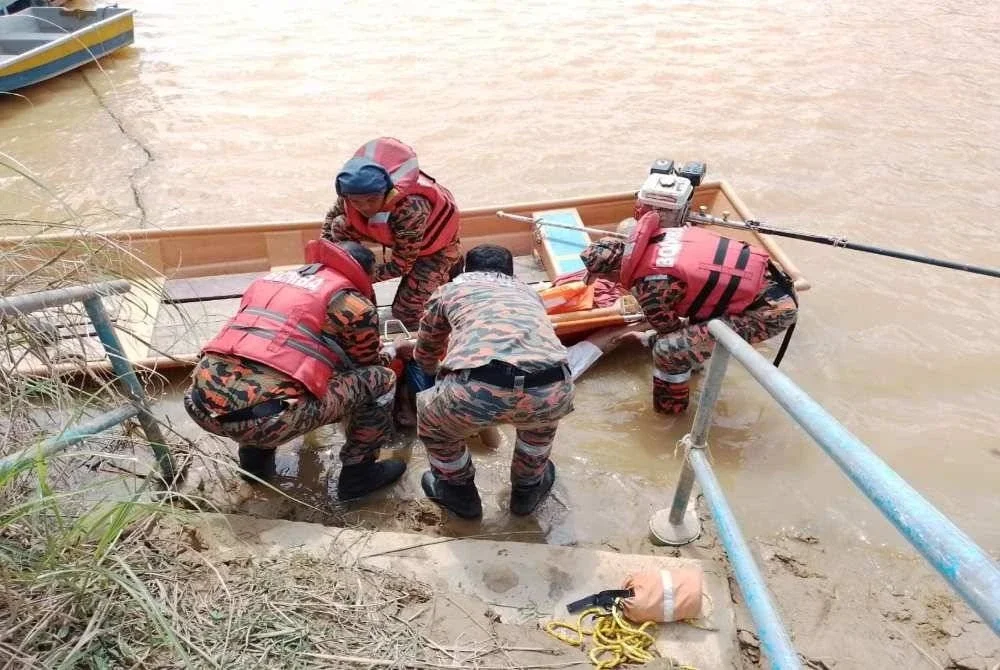 Mayat seorang lelaki ditemukan terapung di Sungai Kelantan berhampiran Jambatan Tendong di sini pada Selasa.
