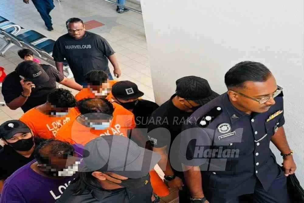 Empat lelaki direman dua hari bagi membantu siasatan berhubung dakwaan menyerang Zamri Vinoth.