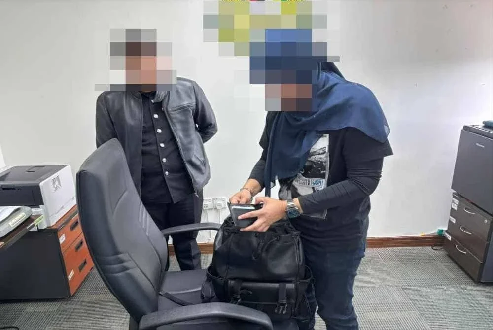Seorang lelaki merupakan pegawai imigresen disiasat melibatkan sindiket pembantu rumah asing. Foto: JIM