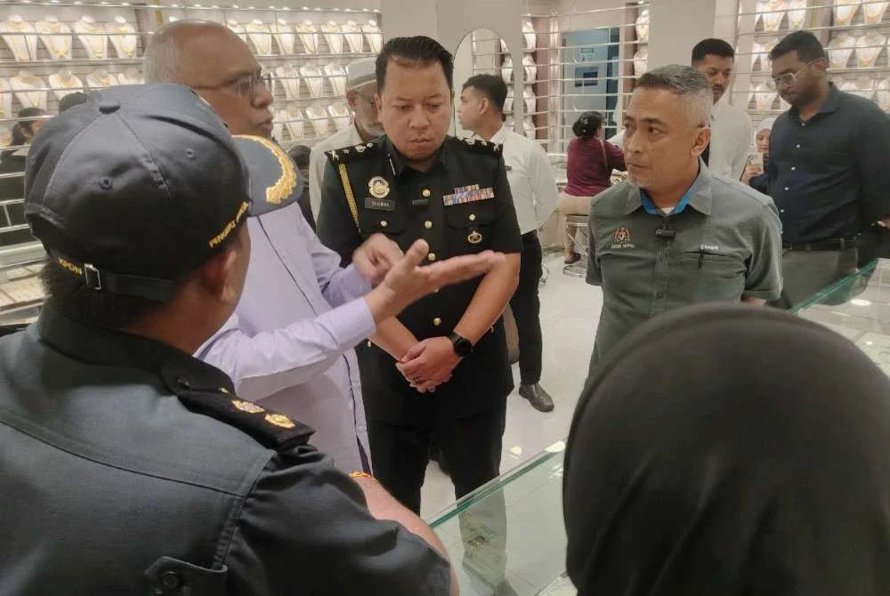 KPDN melaksanakan pemeriksaan ketulenan emas di premis sekitar Jalan Masjid India di sini menjelang musim perayaan Aidilfitri.