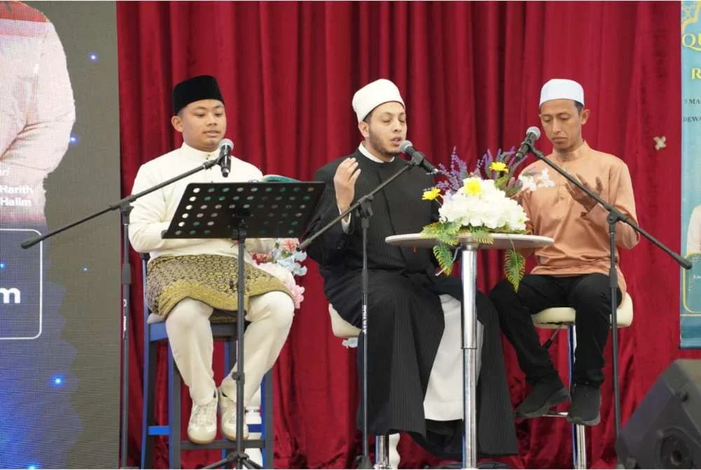 Mohd Shafiq (kanan) bersama Sheikh Muhammad Jabir (tengah) dan Naqib Harith ketika memperdengarkan bacaan serta tadabbur surah Al-Muzammil.