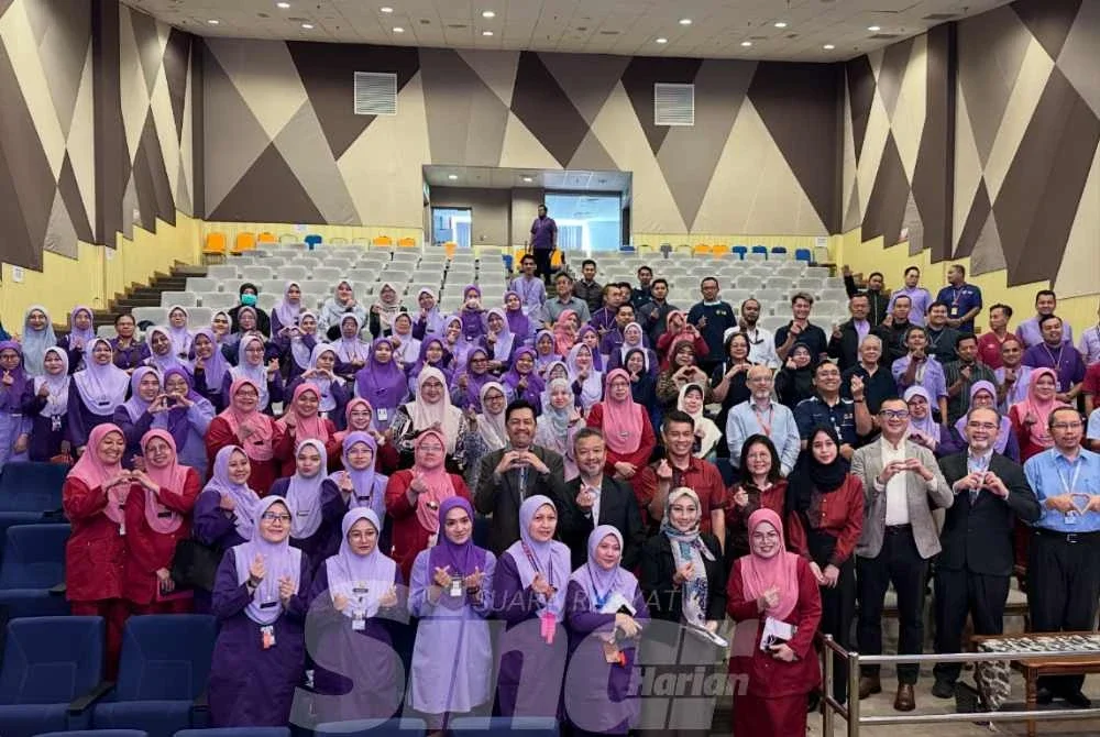 Kakitangan HPUSM, USM dan wakil YJKM bergambar dengan menunjukkan isyarat hati. - Foto: SINAR HARIAN/ADILA SHARINNI WAHID