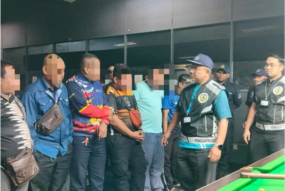 Asyraf (dua dari kanan) turut serta dalam serbuan Ops Ponteng JAIPk di sebuah pusat snuker di pusat bandar raya pada Selasa.