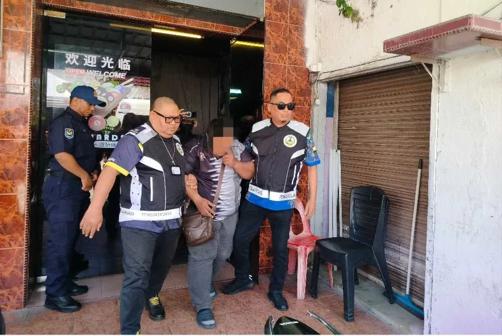 Antara individu yang ditahan penguat kuasa JAIPk dalam Ops Ponteng di sebuah pusat snuker di pusat bandar raya pada Selasa.
