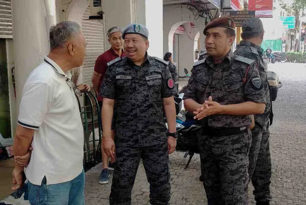 Lokman (kanan) hadir mengetuai Inspektorat Penguatkuasaan yang dijalankan JIM Putrajaya di sekitar Lebuh Pudu, Kuala Lumpur pada Selasa.