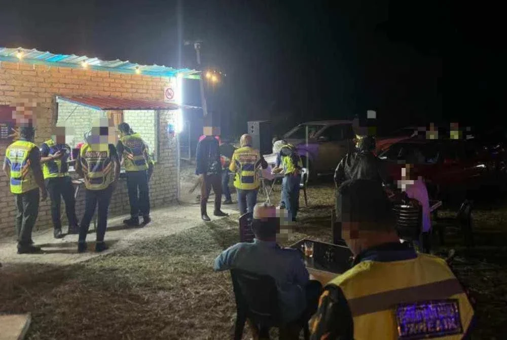 Kedai makan di Tok Bali diserbu kerana menjalankan aktiviti hiburan berupa karaoke tanpa lesen sah dalam satu Operasi Bersepadu Kawalan Hiburan lewat malam pada Sabtu lalu. Foto MDPP