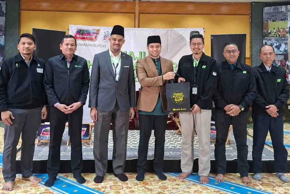 Ketua Seksyen Pemerkasaan Sahsiah dan Psikologi, Jabatan Modal Insan Kumpulan TH, Shahrul Azam Noor Zeli (tiga dari kiri) turut hadir semasa majlis penyampaian cenderahati kepada wakil peserta kumpulan Taddarus pada Majlis Khatam al-Quran dan TH Quran Hour.