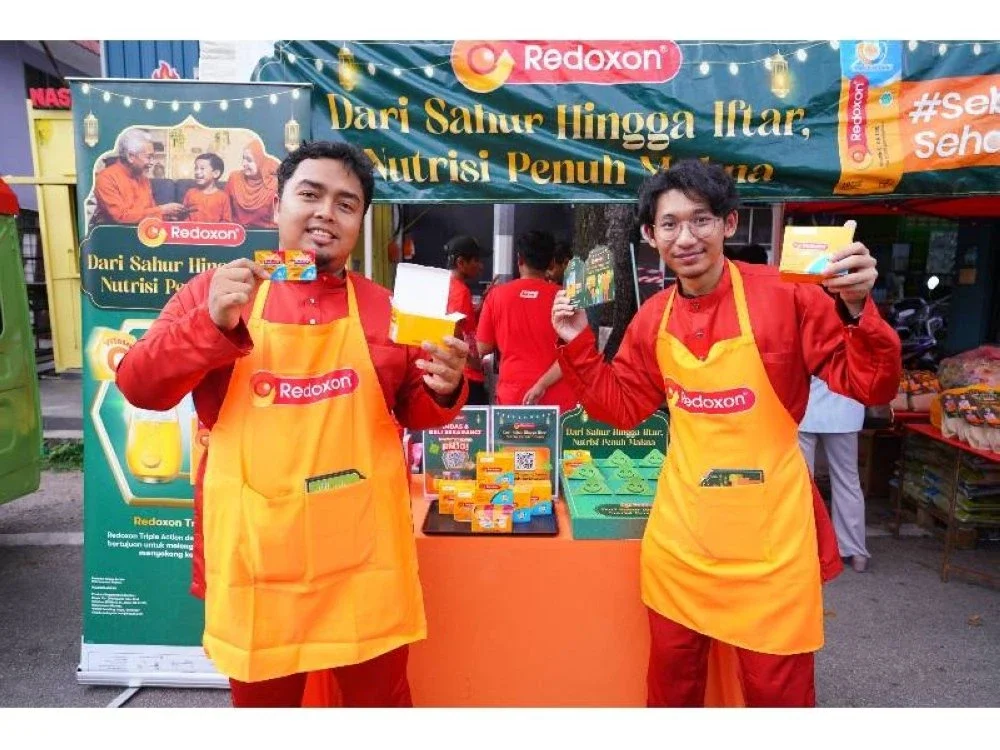 Redoxon mengagihkan sampel kepada pengunjung yang hadir ke reruai Sinar Harian x Redoxon di Bazar Ramada Taman Medan, Petaling Jaya pada Rabu.