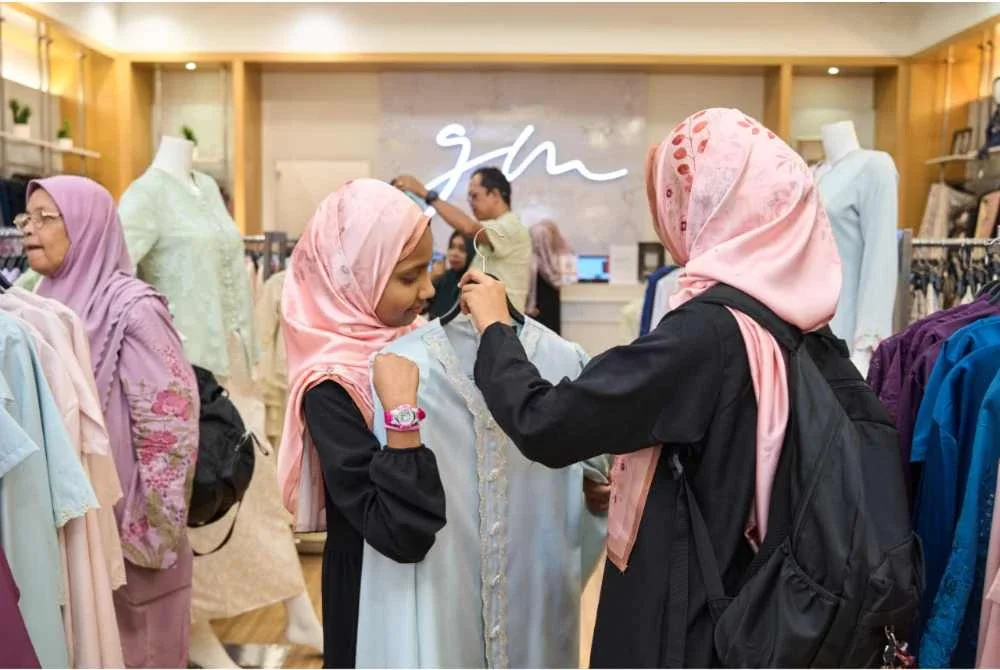 Kanak-kanak berkenaan diberi peluang memilih sendiri pakaian raya di butik Gene Martino.