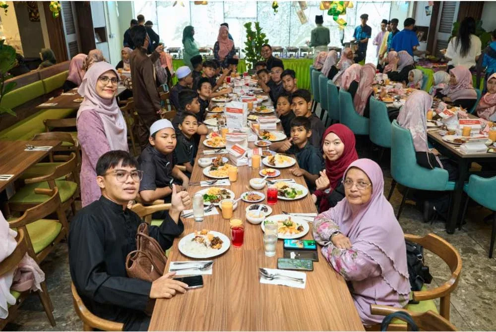 Program diakhiri dengan majlis berbuka puasa di Chakri Village yang dihadiri kanak-kanak terbabit bersama rakan media dan pihak pengurusan Alamanda.