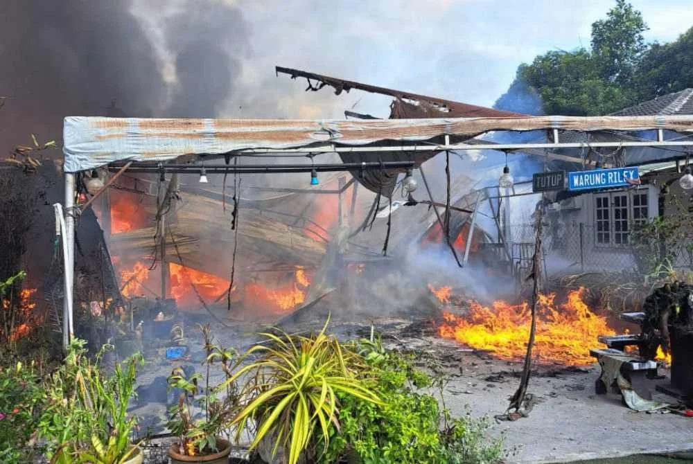 Tujuh kenderaan musnah dalam kebakaran dua rumah di Kampung Kepayang, Fair Park pada Selasa. Foto JBPM Perak