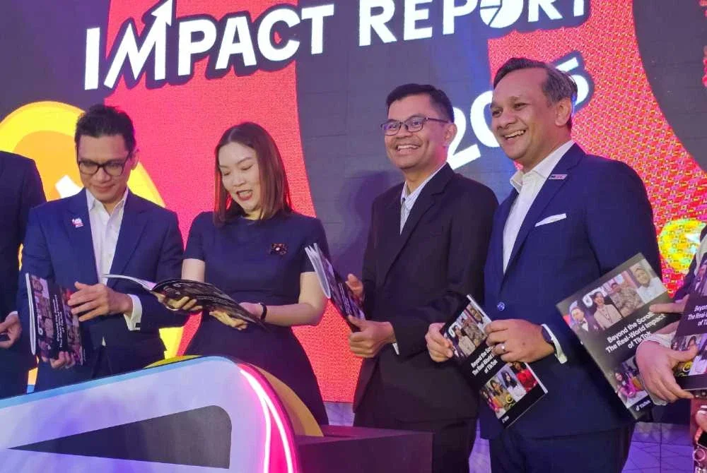 Akmal Nasrullah (dua dari kanan) merasmikan pelancaran Laporan Impak Sosioekonomi Malaysia 2025 oleh TikTok di Kuala Lumpur pada Selasa.