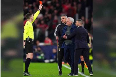 Mourinho turut dilayangkan kad merah di pertengahan babak kedua perlawanan kerana menendang bola ke arah bangku pemain FC Porto. Foto: Agensi