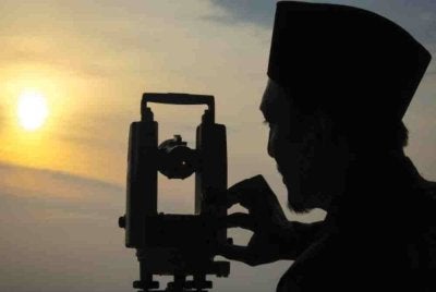 Di Malaysia, Aidilfitri ditentukan melalui kaedah rukyah dan hisab, iaitu cerapan anak bulan serta pengiraan astronomi.