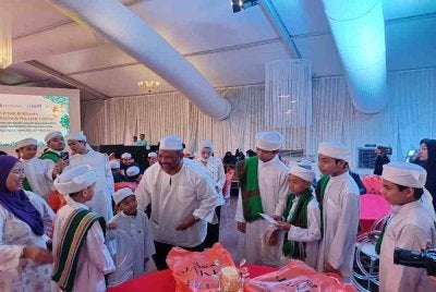 Ramli beramah mesra dengan pelajar tahfiz pada Majlis Iftar bersama anak-anak yatim dan pelajar tahfiz di Petals Event Space, pada Isnin.