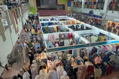 Suasana di Kompleks PKNS Shah Alam dipenuhi warga Shah Alam yang membuat persiapan awal menjelang Aidilfitri.